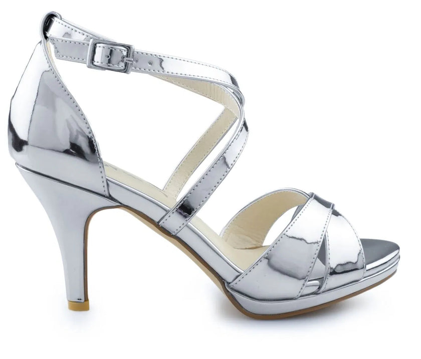 Zapato de fiesta plateadas con tacón de 8 cm, material reflectante y correas ajustables para un look brillante y cómodo.