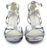 Zapato de fiesta plateadas con tacón de 8 cm, material reflectante y correas ajustables para un look brillante y cómodo.