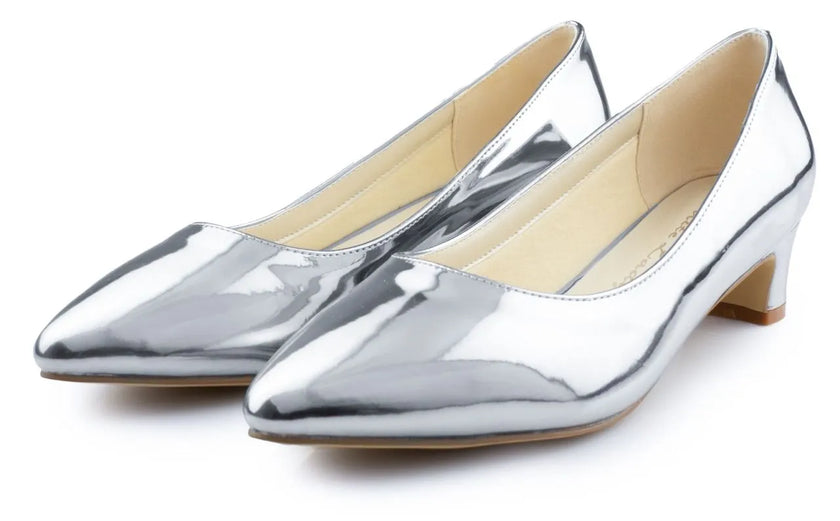 Zapatos de fiesta plateados con efecto espejo, diseño cómodo y elegante para bodas y eventos especiales.