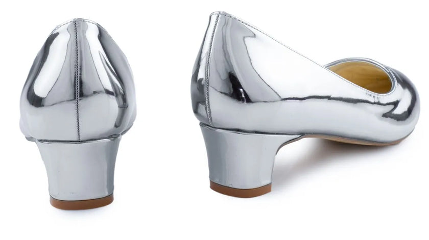 Zapatos de fiesta plateados con efecto espejo, diseño cómodo y elegante para bodas y eventos especiales.