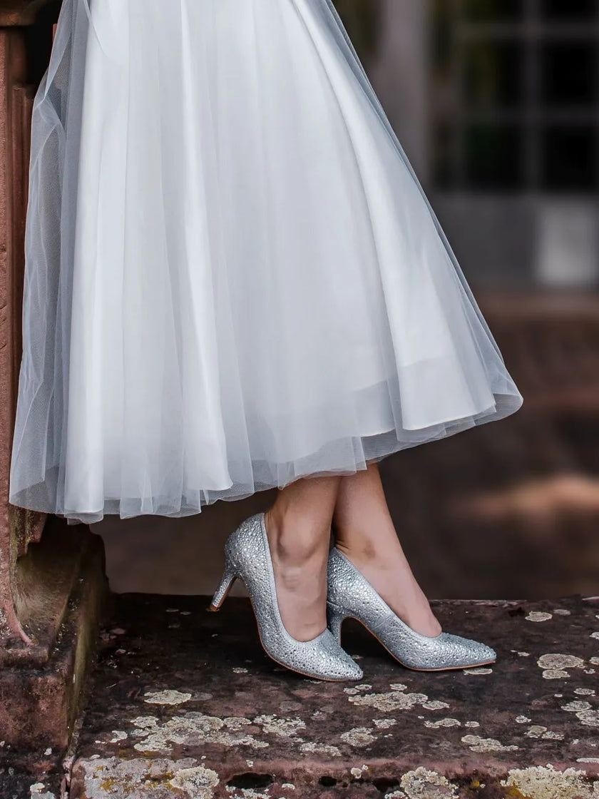 Zapatos de fiesta plateados con tacón de 8 cm, cubiertos de strass brillantes para eventos formales y bodas.