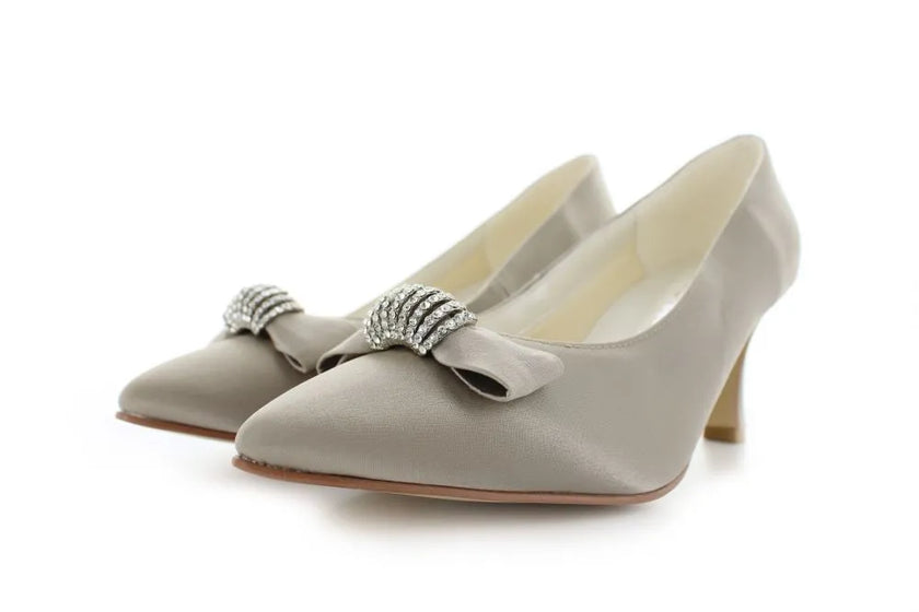 Zapatos de fiesta beige estilo vintage con broche y tacón kitten heel de 4.5 cm