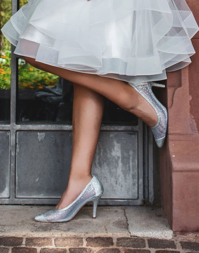 Zapatos de fiesta plateados con tacón de 8 cm, detalles de malla transparente y strass para novias y eventos especiales.