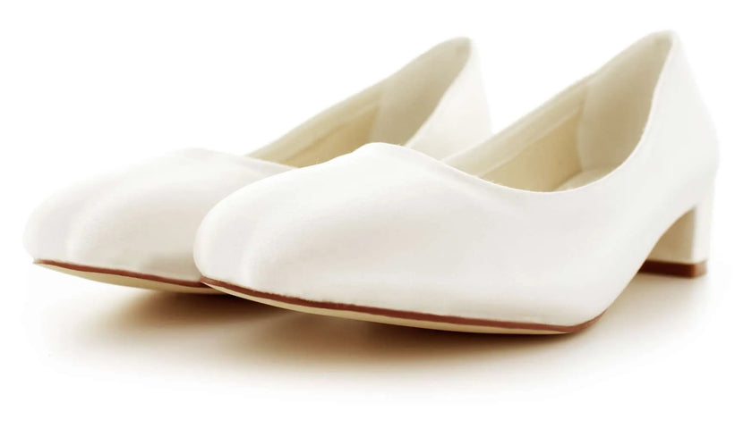 Zapatos de novia Aventurina en color Ivory con tacón bloque de 6 cm y suela acolchada, perfectos para bodas y eventos elegantes.