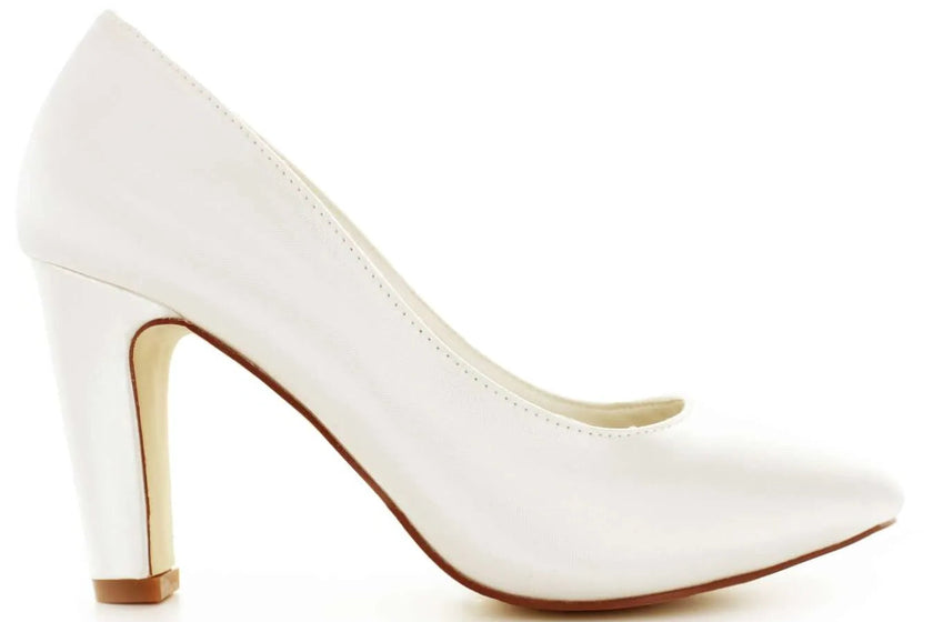 Zapatos de novia Espinela Ivory con tacón bloque de 8 cm, punta estilizada y acolchado interior para máxima comodidad.