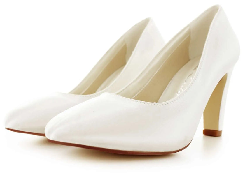 Zapatos de novia Espinela Ivory con tacón bloque de 8 cm, punta estilizada y acolchado interior para máxima comodidad.