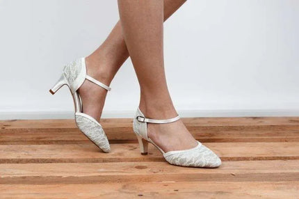 Zapatos de novia Magnetita en color Ivory con detalles de encaje y brillo, tacón de 7 cm y plantilla acolchada, ideales para bodas y eventos elegantes.