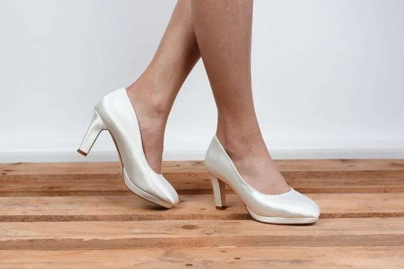 Zapatos de novia Sugilita en color Ivory con plataforma, tacón ancho de 8 cm y plantilla acolchada, ideales para bodas y eventos elegantes.