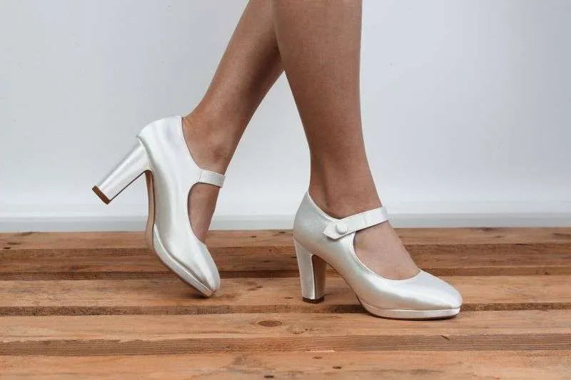 Zapatos de novia Variscita en color Ivory con plataforma, tacón ancho de 8 cm y cierre oculto, ideales para bodas y eventos elegantes.