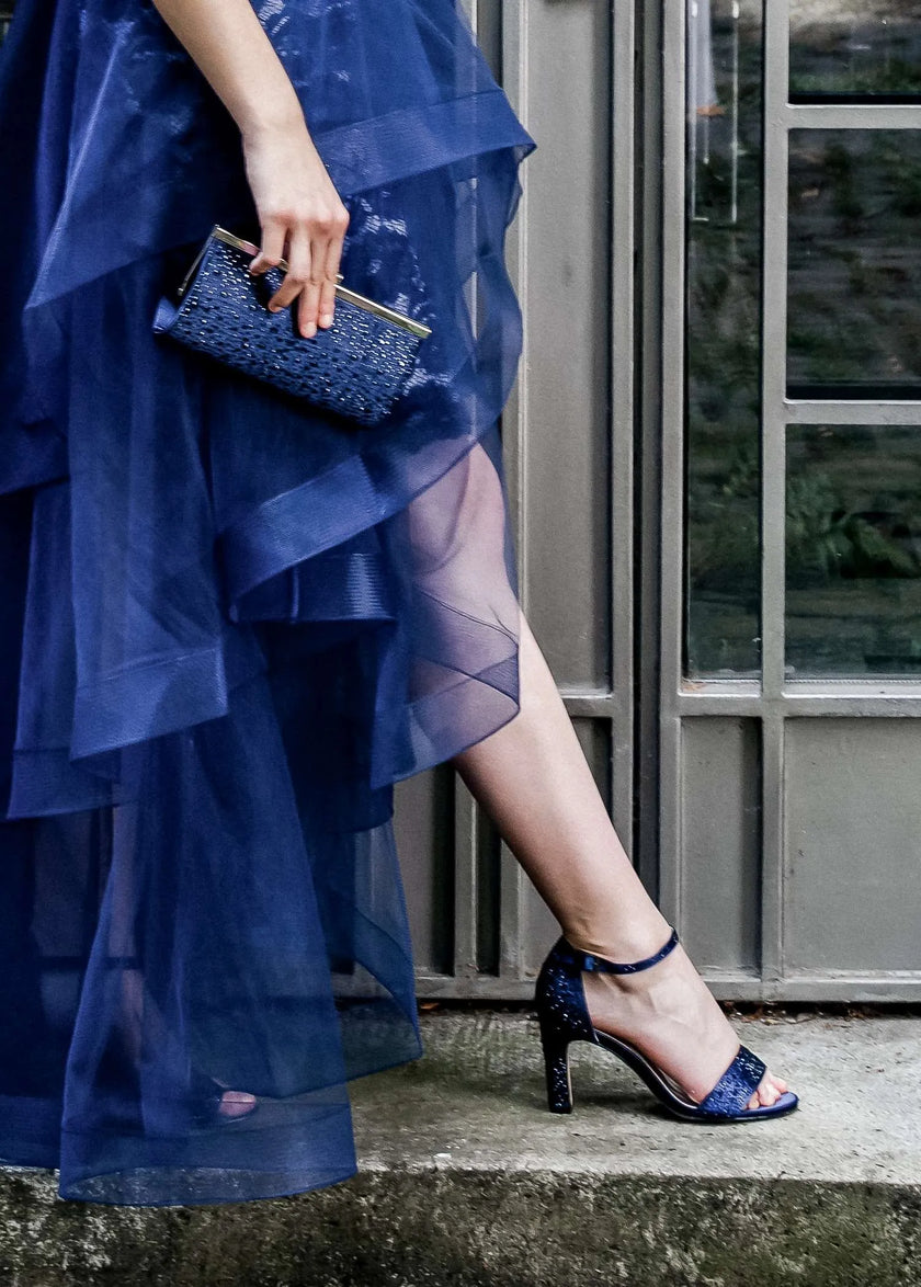 Zapatos de fiesta azul marino con cristales de zirconia y tacón de 8 cm, elegantes y cómodos para eventos nocturnos.