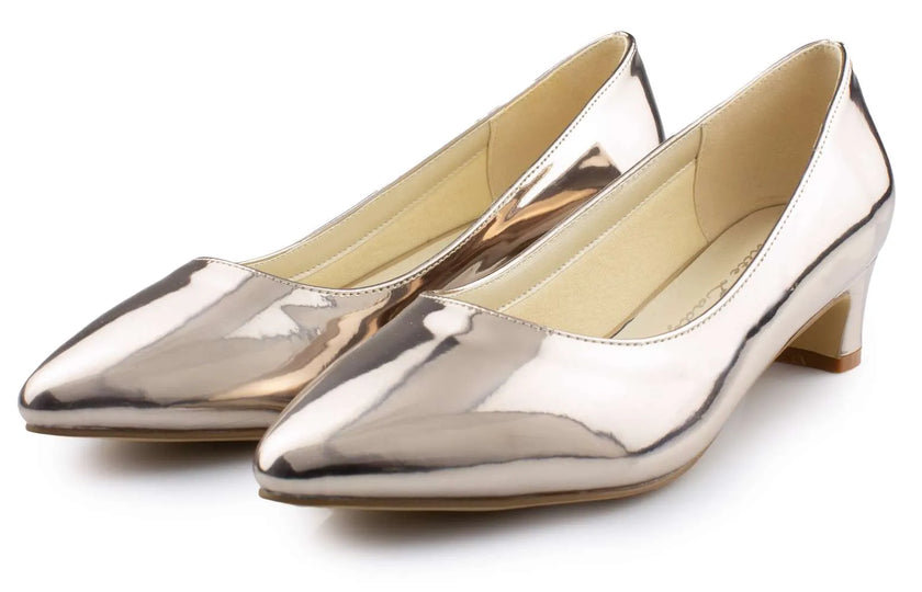 Zapatos de fiesta Titanita Dorado con tacón de 5 cm, acabado efecto espejo y diseño sofisticado, perfectos para bodas y eventos elegantes.