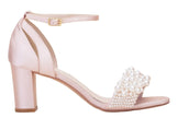 zapatos de fiesta Sandalias de fiesta Carrie en satén rosa blush con perlas y tacón bloque, elegantes y cómodas, ideales para bodas y eventos especiales.