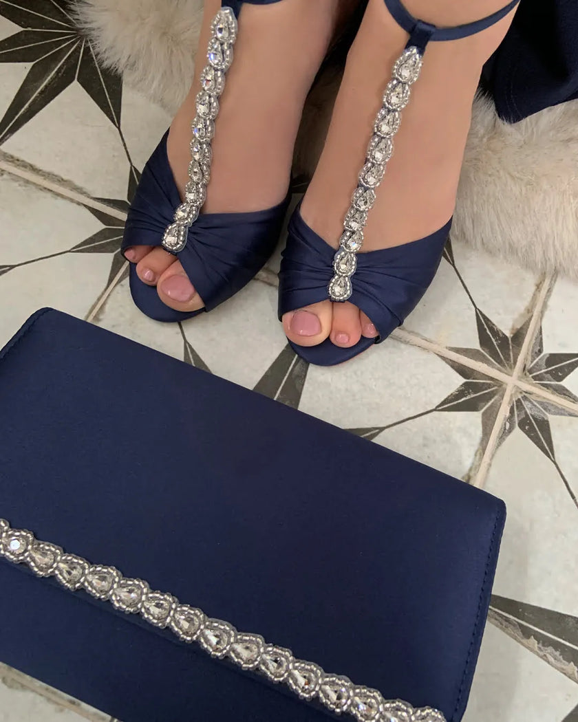 Zapatos fiesta Sandalias de fiesta Dolly en satén azul medianoche con T-bar adornado con cristales y tacón de bloque estilizado.