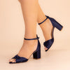 Zapatos fiesta Sandalias de fiesta Lucinda en satén azul medianoche con nudo frontal y correa al tobillo para un ajuste sofisticado.