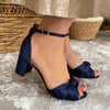 Zapatos fiesta Sandalias de fiesta Lucinda en satén azul medianoche con nudo frontal y correa al tobillo para un ajuste sofisticado.