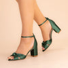 Zapatos fiesta Sandalias de fiesta Lucinda en satén verde con nudo frontal y correa al tobillo para un ajuste elegante.