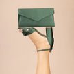 Zapatos fiesta Sandalias de fiesta Lucinda en satén verde con nudo frontal y correa al tobillo para un ajuste elegante.