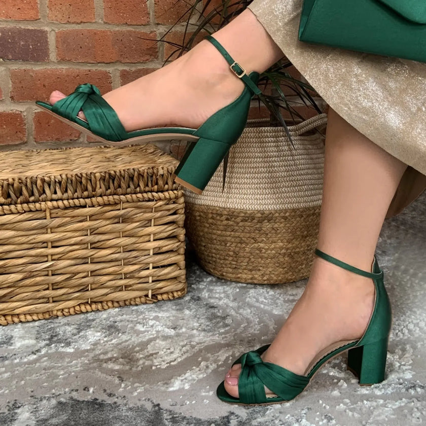 Zapatos fiesta Sandalias de fiesta Lucinda en satén verde con nudo frontal y correa al tobillo para un ajuste elegante.