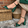 Zapatos fiesta Sandalias de fiesta Lucinda en satén verde con nudo frontal y correa al tobillo para un ajuste elegante.