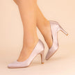 zapatos fiesta Tacones elegantes Parker en satén color topo con diseño sofisticado y punta almendrada.