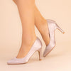 zapatos fiesta Tacones elegantes Parker en satén color topo con diseño sofisticado y punta almendrada.