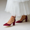 zapatos de fiesta Tacones de fiesta Liberty en satén color baya con punta fina y tacón de bloque moderno para un look sofisticado.