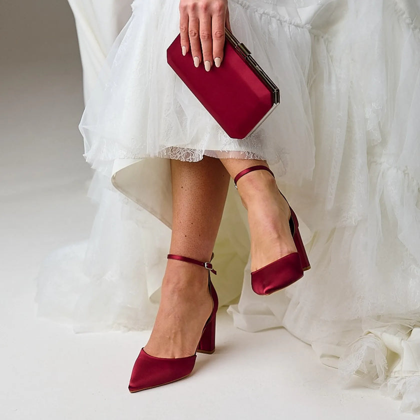 Zapatos de fiesta Tacones de fiesta Liberty en satén color baya con punta fina y tacón de bloque moderno para un look sofisticado.