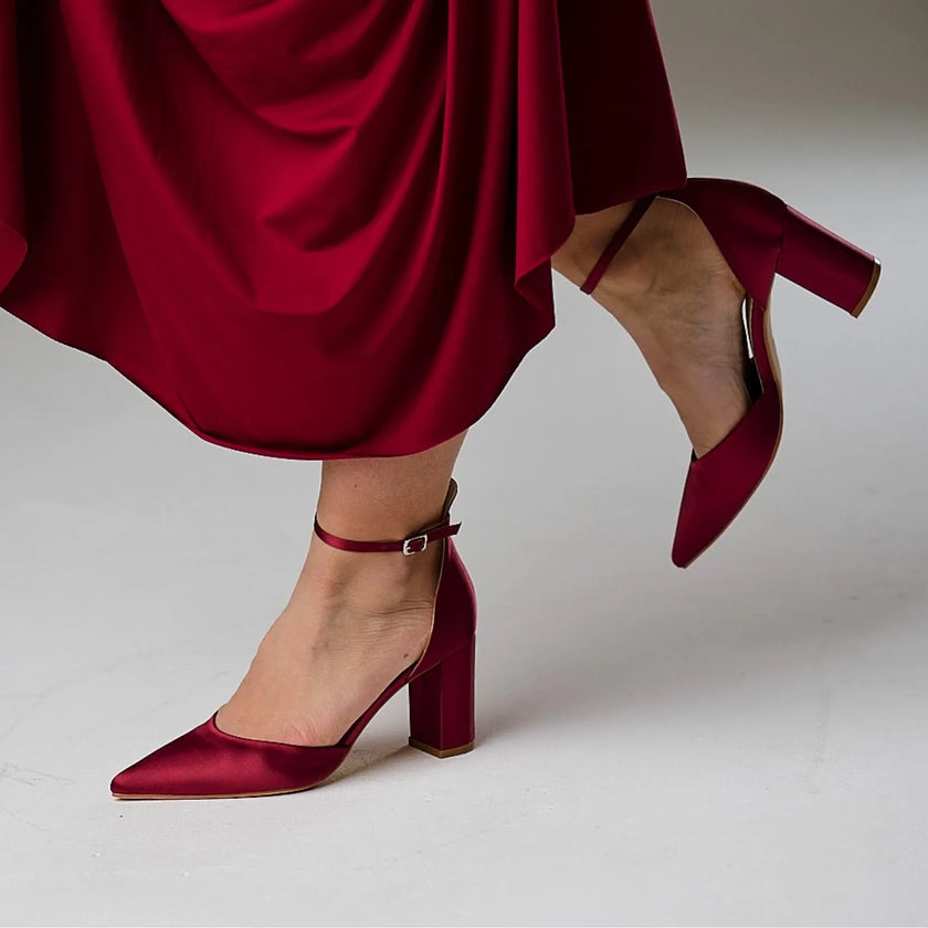 zapatos de fiesta Tacones de fiesta Liberty en satén color baya con punta fina y tacón de bloque moderno para un look sofisticado.