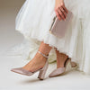 zapatos de fiesta Tacones de fiesta Liberty en satén topo con punta fina y tacón de bloque moderno para un look sofisticado.