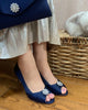 Zapatos de fiesta Jolene en satén azul medianoche con broche de diamanté, tacón medio y abertura en la puntera.