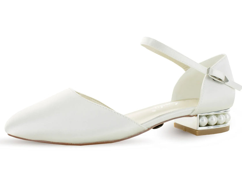 Zapatos de novia Aguamarina en color ivory con abertura lateral, tacón adornado con perlas y diseño plano, ideales para bodas y eventos elegantes.