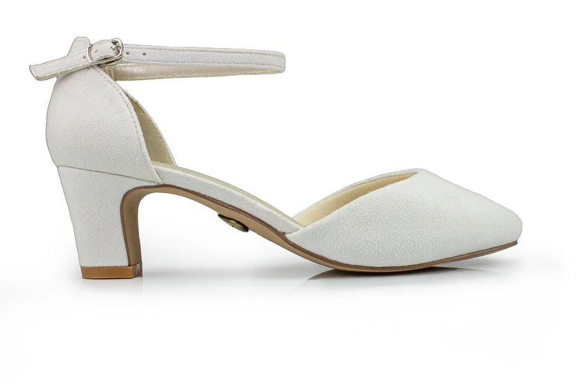 Zapatos de novia Alejandrita en color ivory, tacón bloque de 5 cm y hebilla ajustable, ideales para bodas y eventos elegantes.