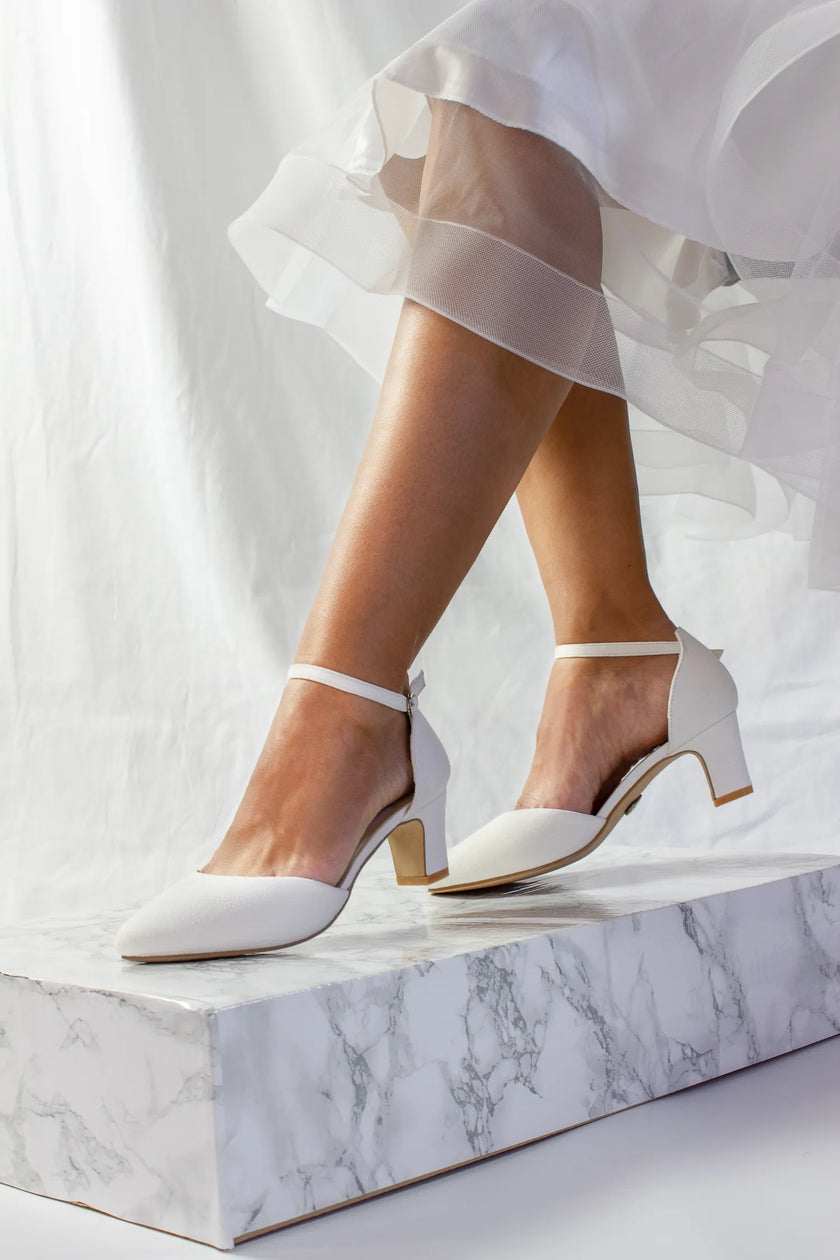 Zapatos de novia Alejandrita en color ivory, tacón bloque de 5 cm y hebilla ajustable, ideales para bodas y eventos elegantes.