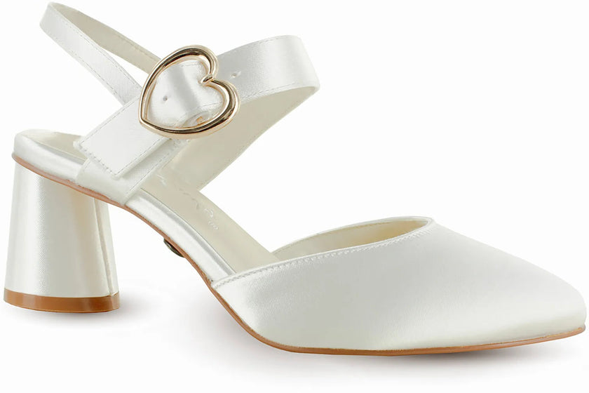 Zapatos de novia Amatista en color ivory con punta fina, hebilla de corazón dorada y tacón redondo de 5,5 cm, ideales para bodas y eventos elegantes.