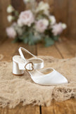 Zapatos de novia Amatista en color ivory con punta fina, hebilla de corazón dorada y tacón redondo de 5,5 cm, ideales para bodas y eventos elegantes.