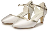 Zapatos de novia Berilo en color ivory con borde dorado, ideales para bodas y eventos elegantes.