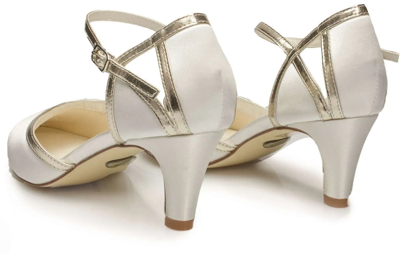 Zapatos de novia Berilo en color ivory con borde dorado, ideales para bodas y eventos elegantes.
