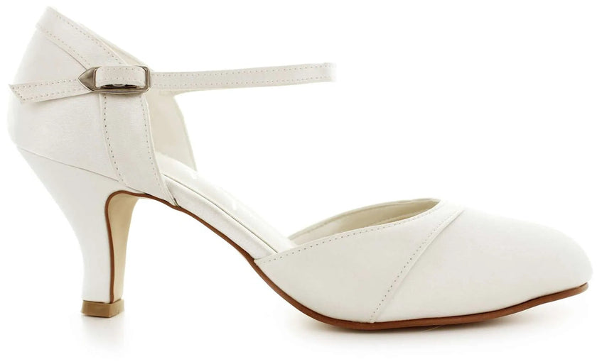 Zapatos de novia Howlita en color ivory con tacón de 5 cm, correa ajustable y diseño sofisticado, ideales para bodas y eventos elegantes.