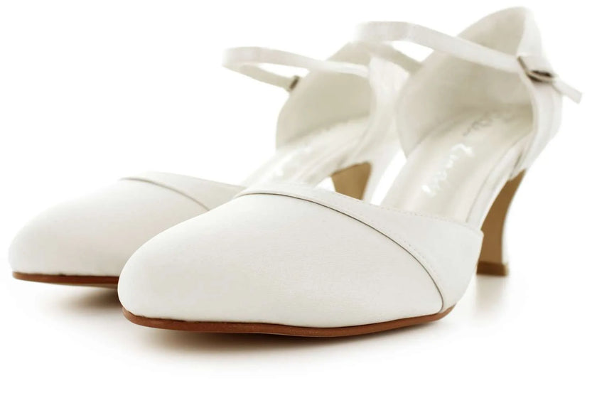 Zapatos de novia Howlita en color ivory con tacón de 5 cm, correa ajustable y diseño sofisticado, ideales para bodas y eventos elegantes.