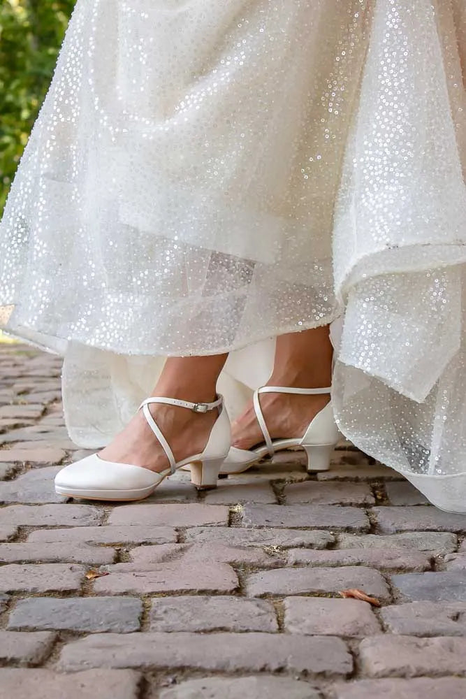 Zapatos de novia Labradorita en color ivory con tacón elegante, diseño sofisticado y ajuste cómodo, perfectos para bodas y eventos especiales.