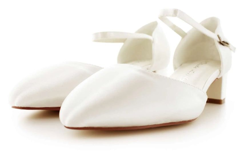Zapatos de novia Lapislázuli en color ivory con tacón bloque, diseño elegante y ajuste cómodo, ideales para bodas y eventos especiales.