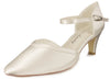 Zapatos de novia Perla con tiras cruzadas, tacón de 5 cm y forro acolchado en color ivory.
