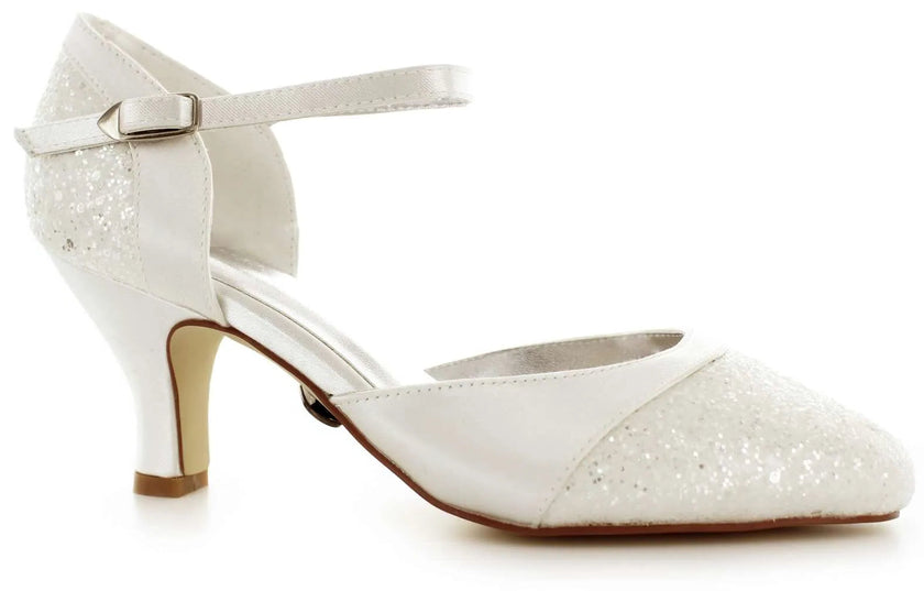 Zapatos de novia Rubí en color ivory, con tacón de 5 cm y forro acolchado para máxima comodidad.