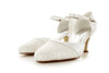 Zapatos de novia Rubí en color ivory, con tacón de 5 cm y forro acolchado para máxima comodidad.