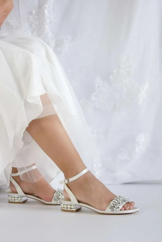 Zapatos de novia Turmalina en color ivory, con tacón bajo de 2 cm, perlas incrustadas y detalles de cristales para un look elegante y cómodo.