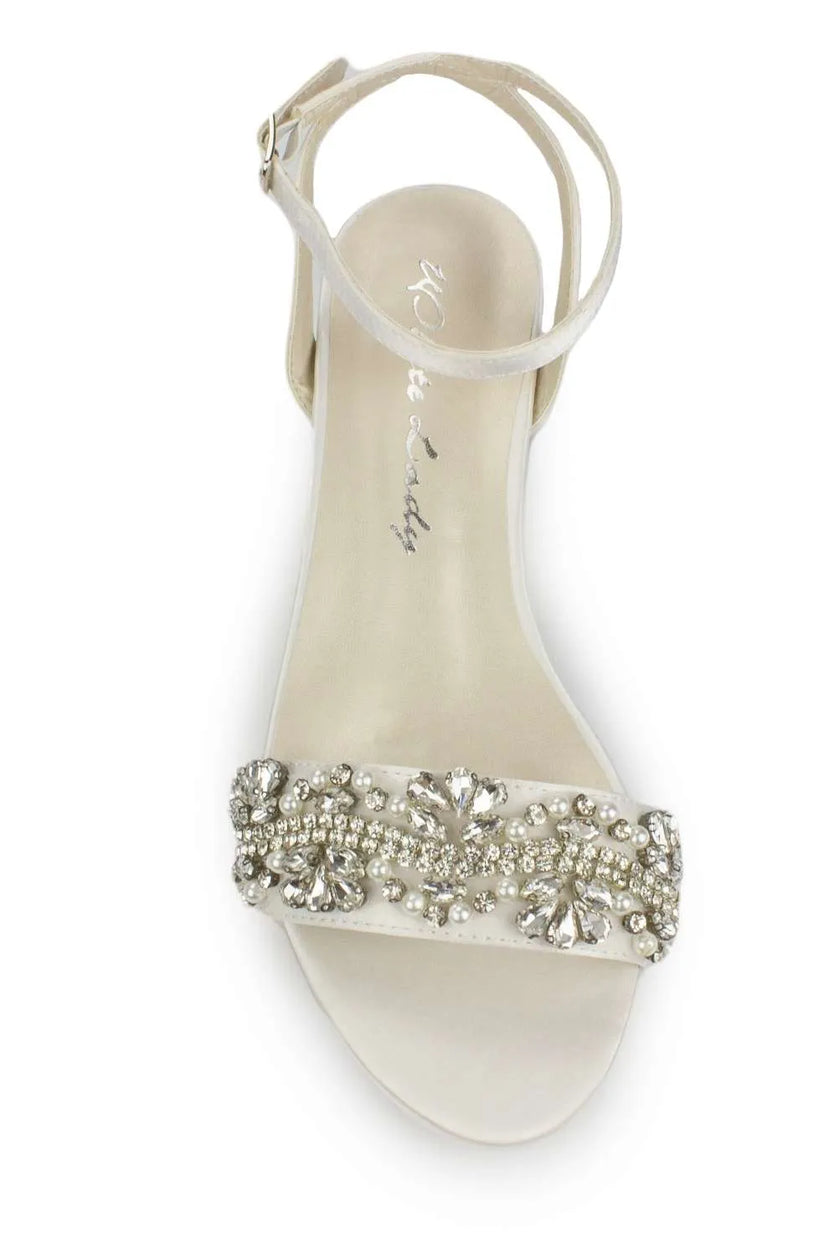 Zapatos de novia Turmalina en color ivory, con tacón bajo de 2 cm, perlas incrustadas y detalles de cristales para un look elegante y cómodo.