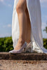 Zapatos de novia Esmeralda con detalles de tejido de malla y zirconia, tacón de 8 cm en color ivory, ideales para bodas y eventos elegantes.
