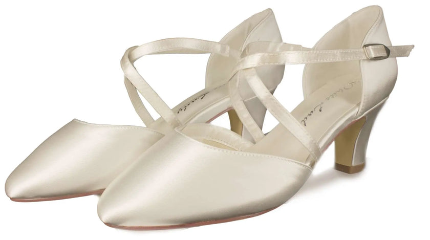 Zapatos de novia Tanzanita con tiras cruzadas y hebilla a presión, forro de espuma suave, color ivory.