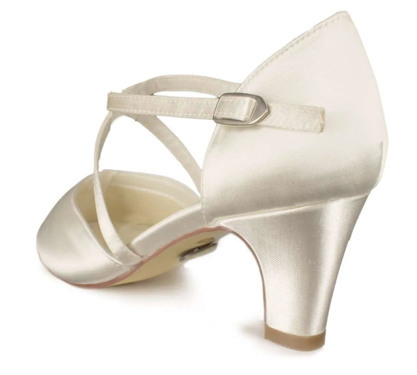 Zapatos de novia Tanzanita con tiras cruzadas y hebilla a presión, forro de espuma suave, color ivory.