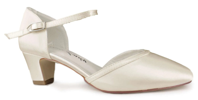 Zapatos de novia Topacio en color ivory, con tacón de 4.5 cm y diseño ideal para mayor comodidad y ajuste perfecto.